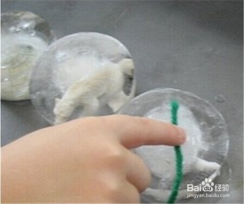 利用钓冰块、这是谁游戏，培养幼儿的观察力