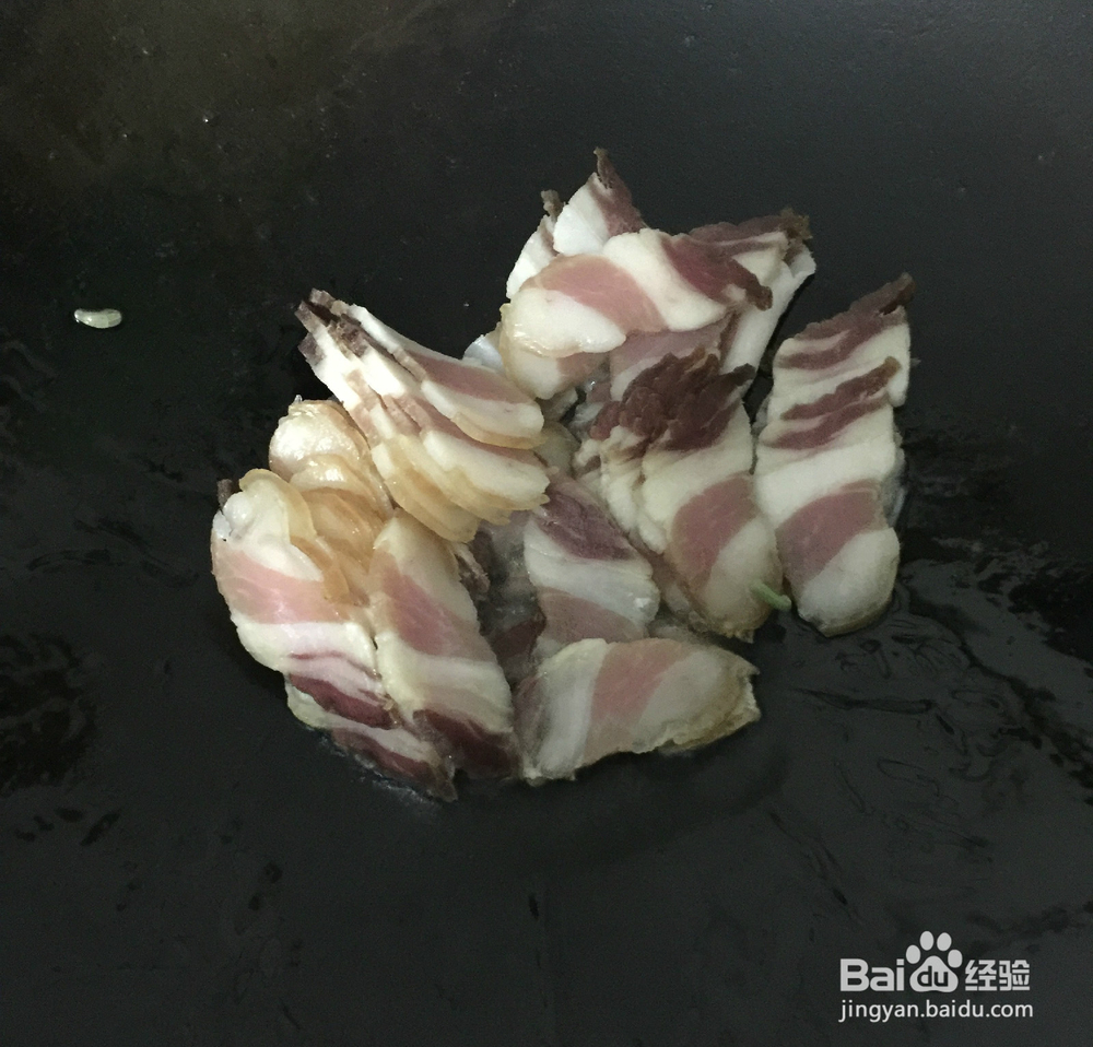 腊肉炒豆角的简单做法。