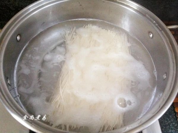 咖喱鱼蛋鲜虾面