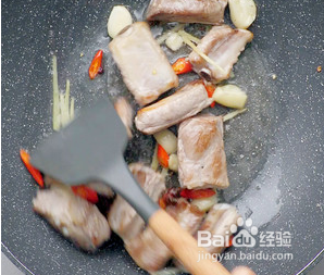 土豆烧排骨怎么做