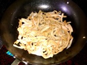 牛肉炒米果条的做法