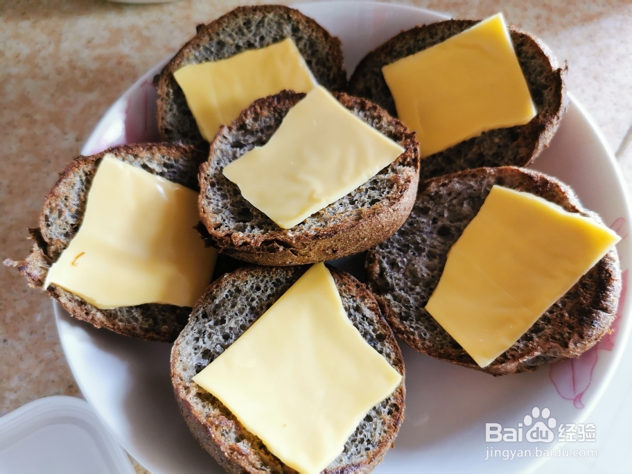 香喷喷的牛油果培根鸡蛋汉堡