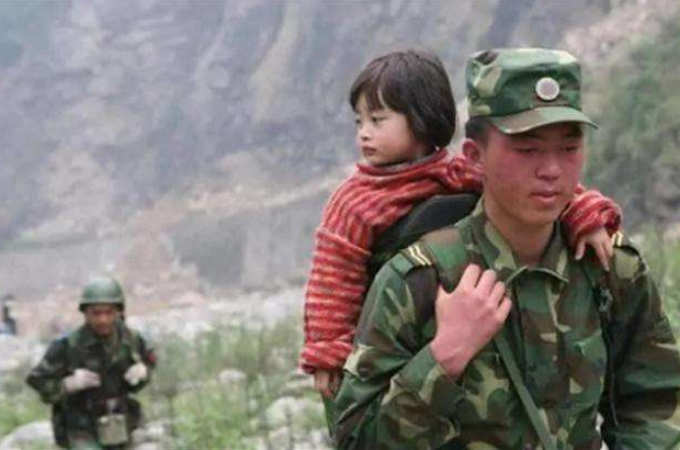 一个军人受伤了把麻药让给一个受伤的小女孩是什么电视剧