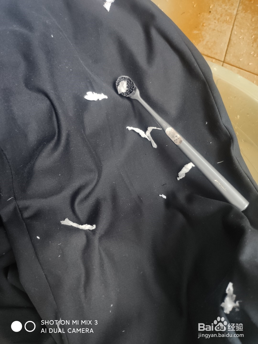 怎么样轻松去除衣服上的纸屑？