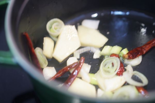 虽然不是正宗台式三杯鸡