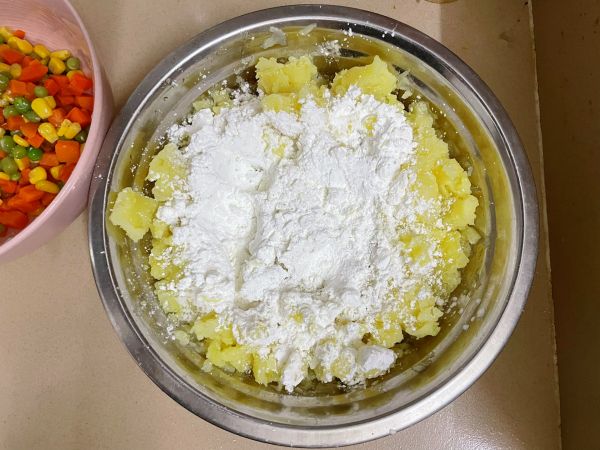 胡萝卜玉米青豆粒土豆饼