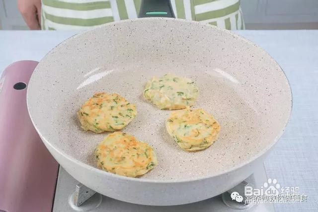 吃货必学美食-土豆山药虾皮饼!