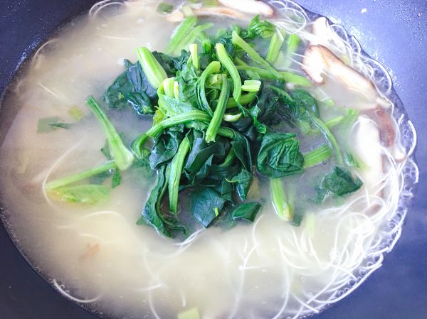 香菇菠菜鸡蛋面