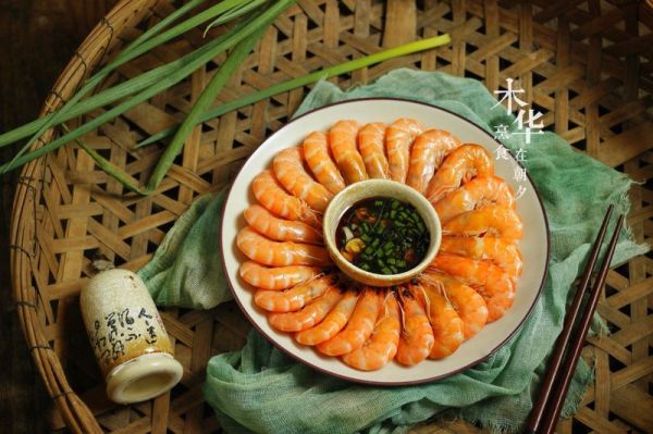 花式摆盘的鲜甜白灼虾