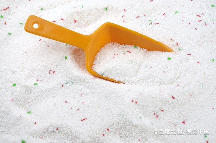 白鞋上粘了泥巴留下泥渍洗不掉了怎么办？