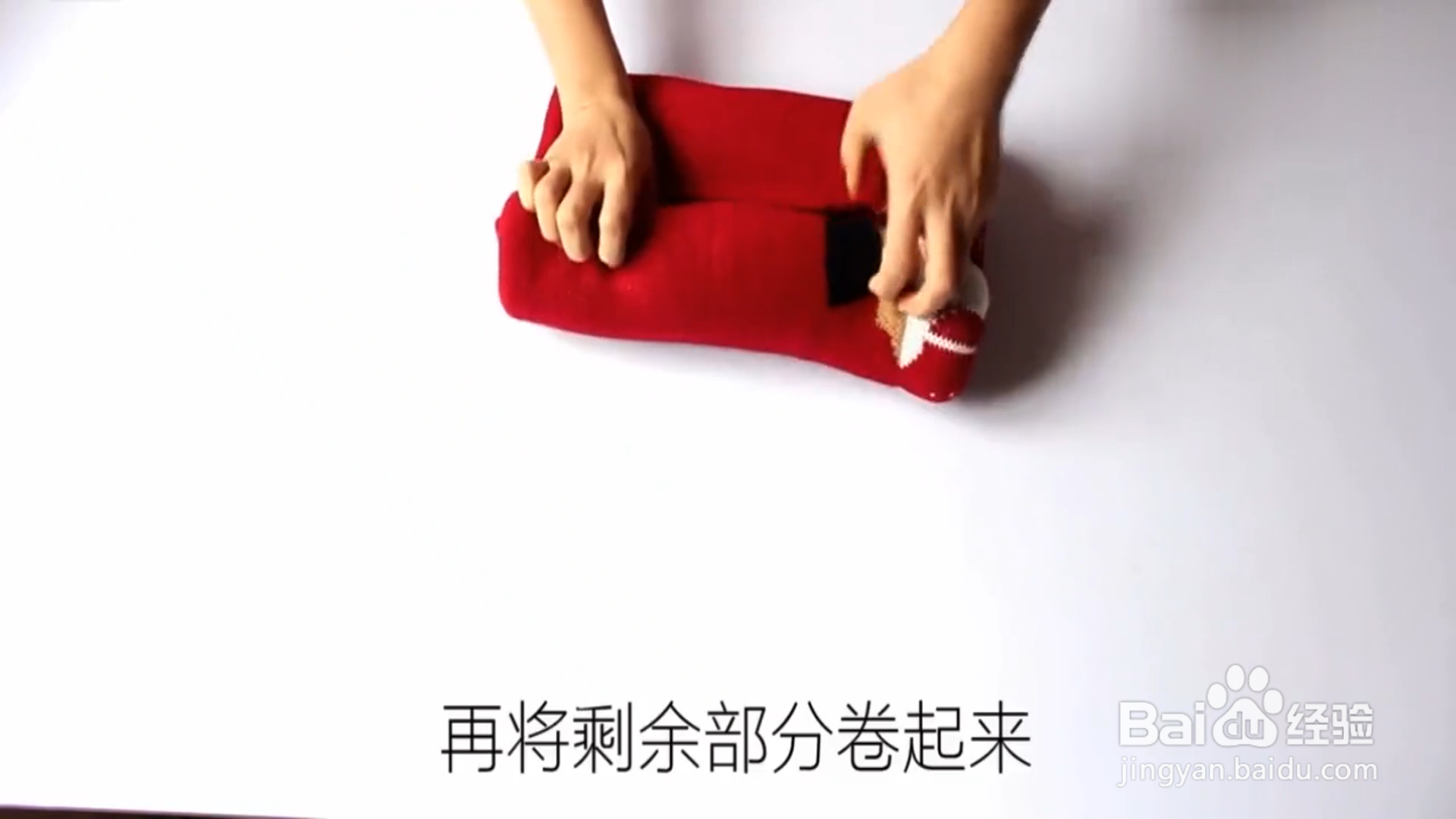 怎样折叠围巾最省空间?