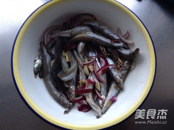 香辣多春鱼的做法
