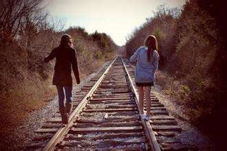 朋友一直让你陪她一起出去玩怎么办