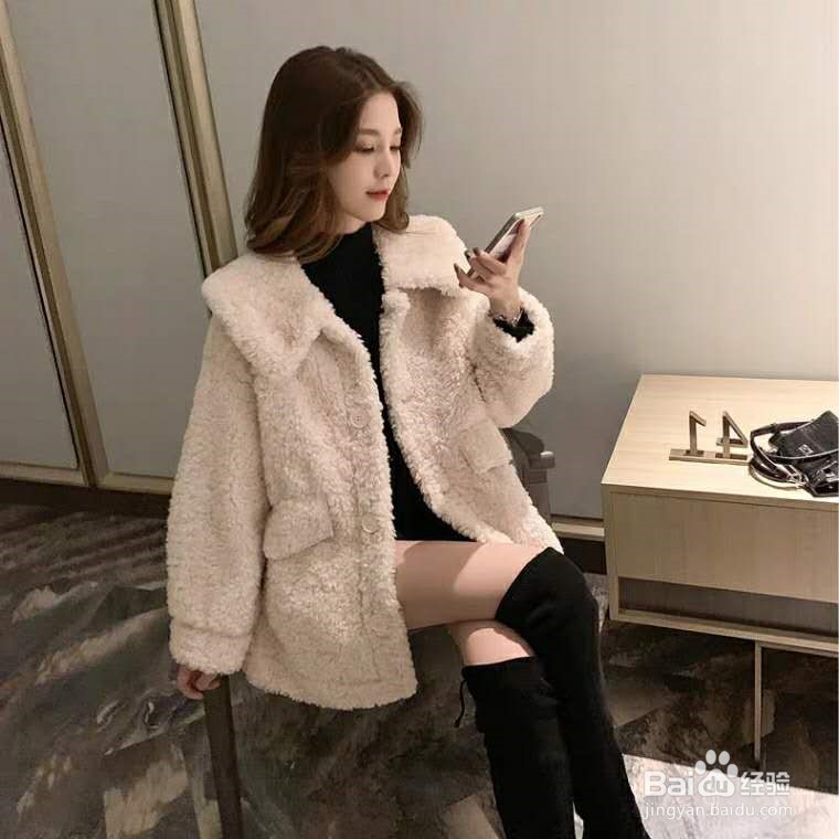 米色羊羔绒外套怎么搭配