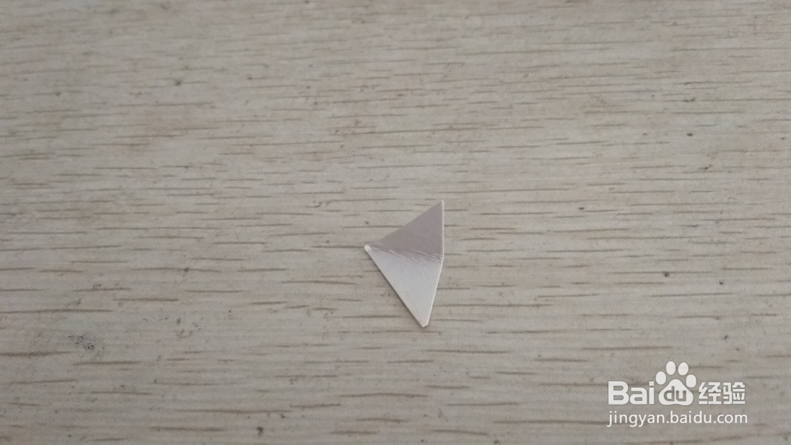 如何用两个三角形硬卡纸做简易的中性笔的支架