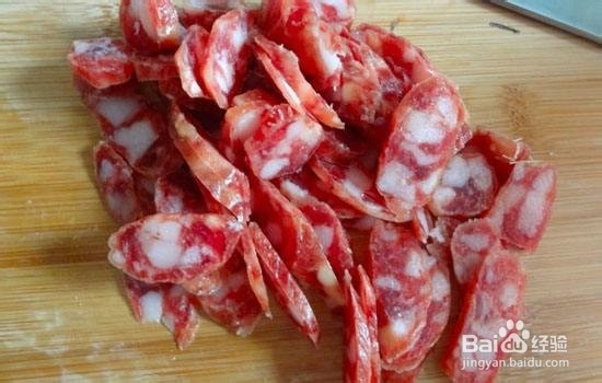 怎样做出一道美味下饭的腊肠煎豆腐