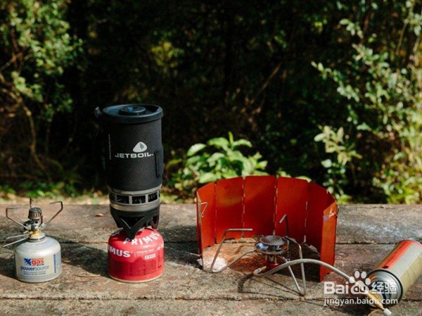 野外露营时生火的步骤、技巧及常用工具