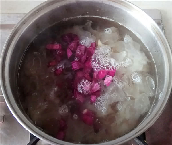 紫薯莲子银耳羹
