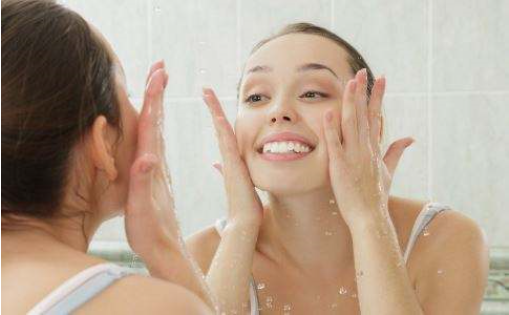 用什么洗脸可以去黑头粉刺