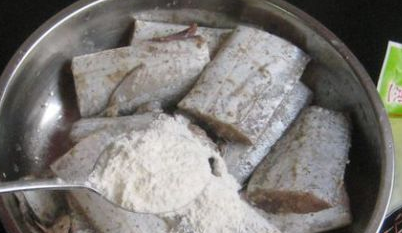 青蒜烩带鱼的做法