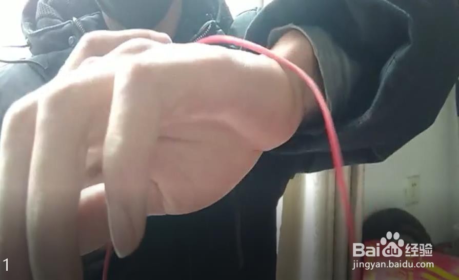 手链活结打法一拉收紧