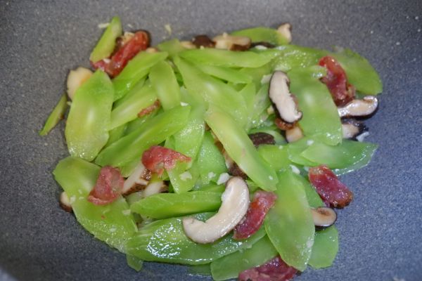 花菇腊肠炒青笋