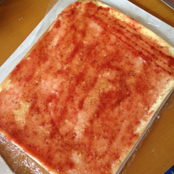 草莓戚风蛋糕卷