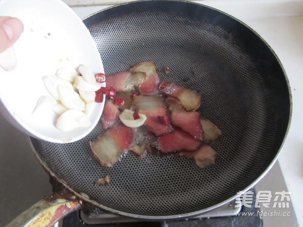 腊肉炒泥蒿的做法