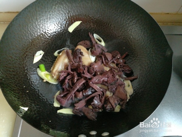 红蘑鸡翅炖宽粉的制作方法