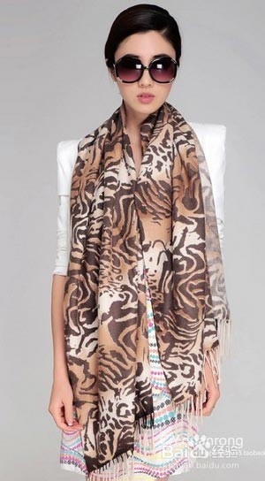 出行搭配羊毛彩色围脖 让你的美丽完美无缺