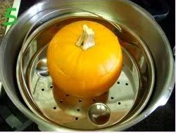 牛仔骨粉蒸南瓜盅