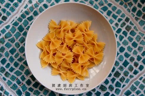 意大利蝴蝶面配培根芥末奶油汁