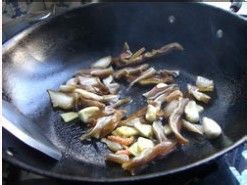 【猪耳辣炒小年糕】的做法