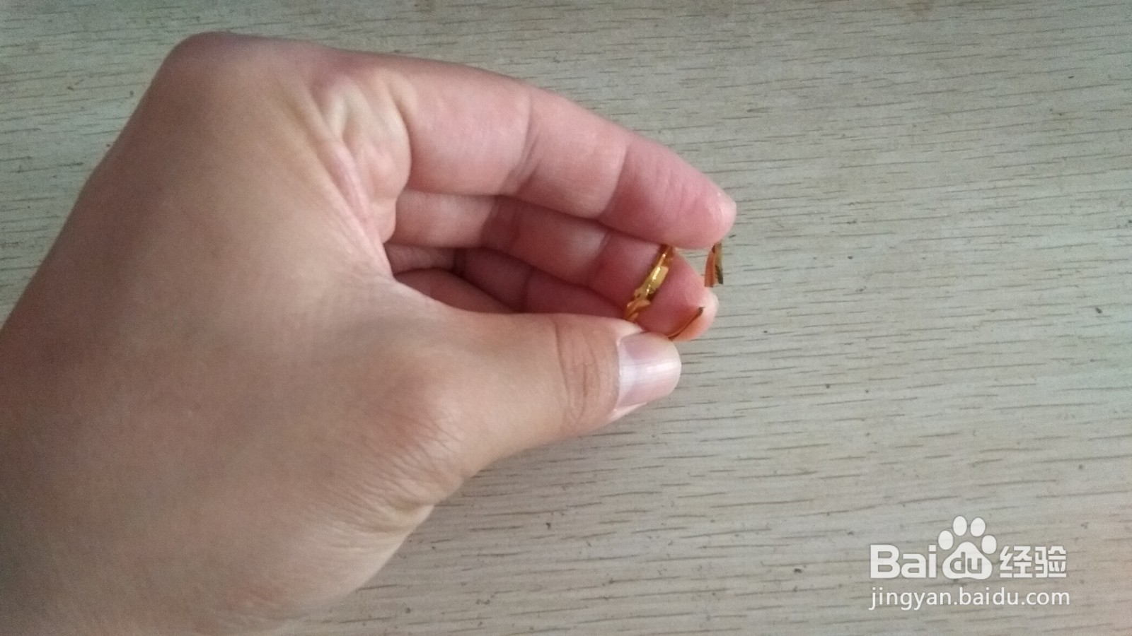 如何用面包袋的绑绳做简易的中性笔的支架