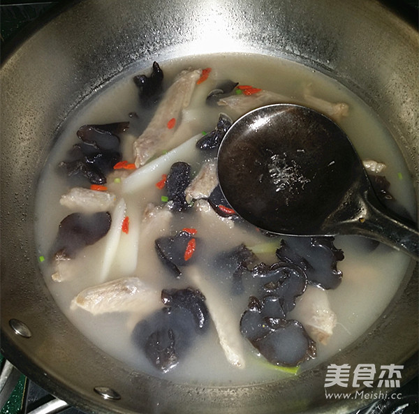 鸭翅尖山药木耳汤