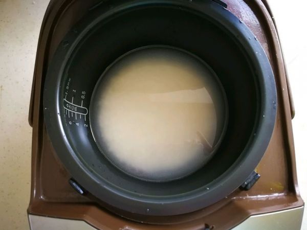 腊肠鸡腿煲仔饭