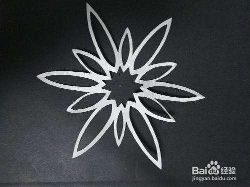 剪纸教程—教你剪一朵不规则花朵形状的窗花
