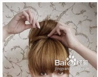 时尚可爱花苞头的扎法