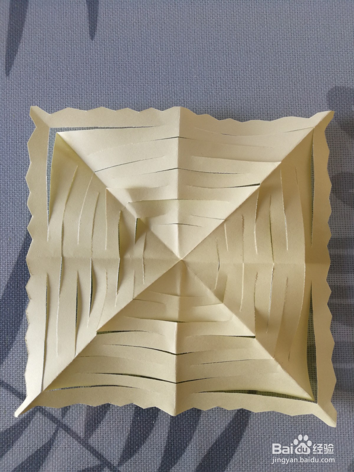 漂亮的彩纸拉花