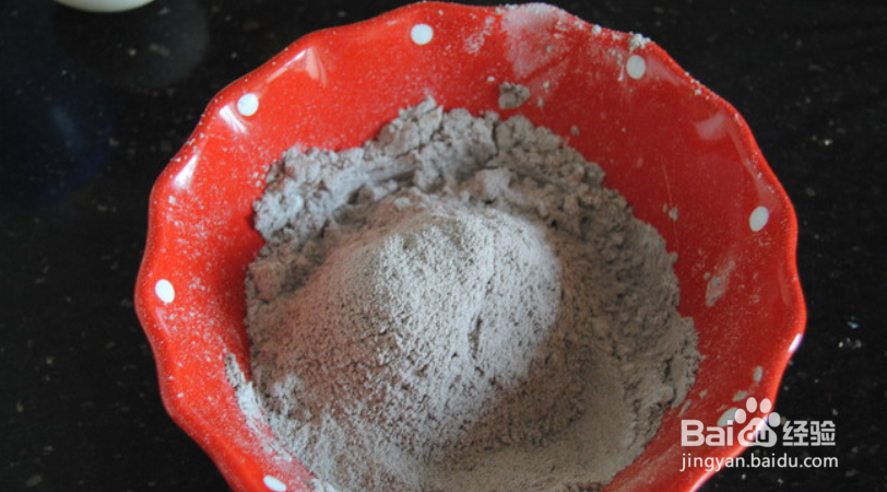 黑的可爱的可可蛋糕杯的做法