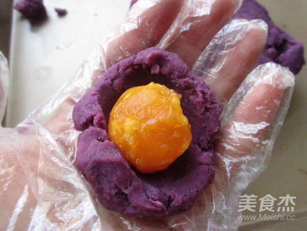 紫薯蛋黄酥的做法
