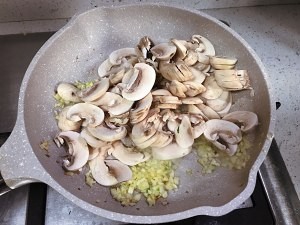 教你制作美味的菠菜蘑菇奶油意面