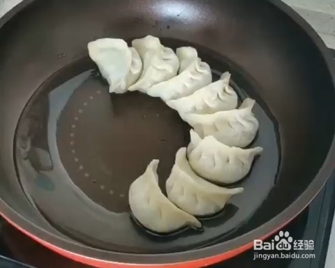 滋味浓郁的鸡肉芹菜锅贴