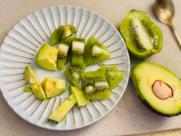 低碳减脂奇异果牛油果思慕雪