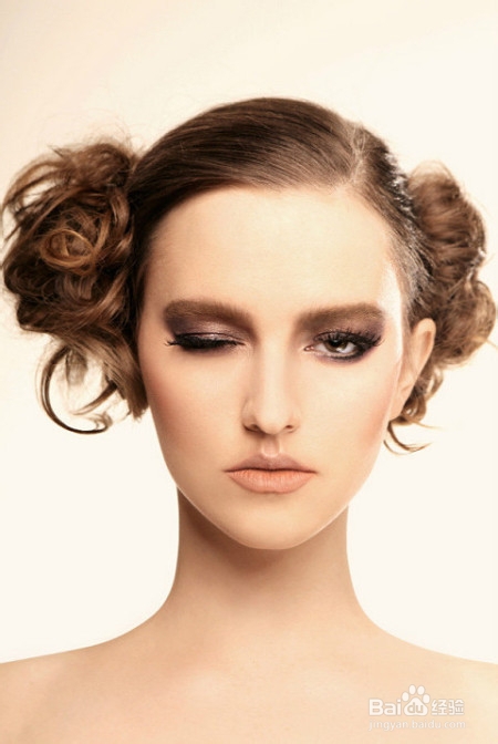 圆脸新娘如何打造V脸俊俏妆容