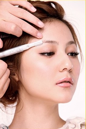 轻柔眉妆的基本技法