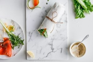 在家制作美味的烟熏三文鱼蛋白粉卷饼运动餐