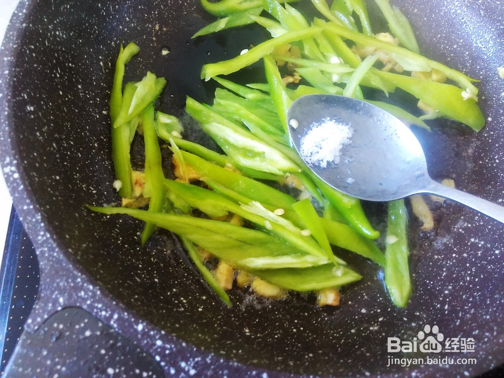 青椒爆炒鸭肠的做法