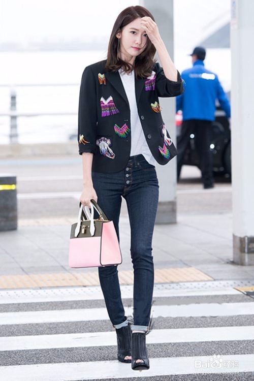 走路时和人正面面对时如何处理？