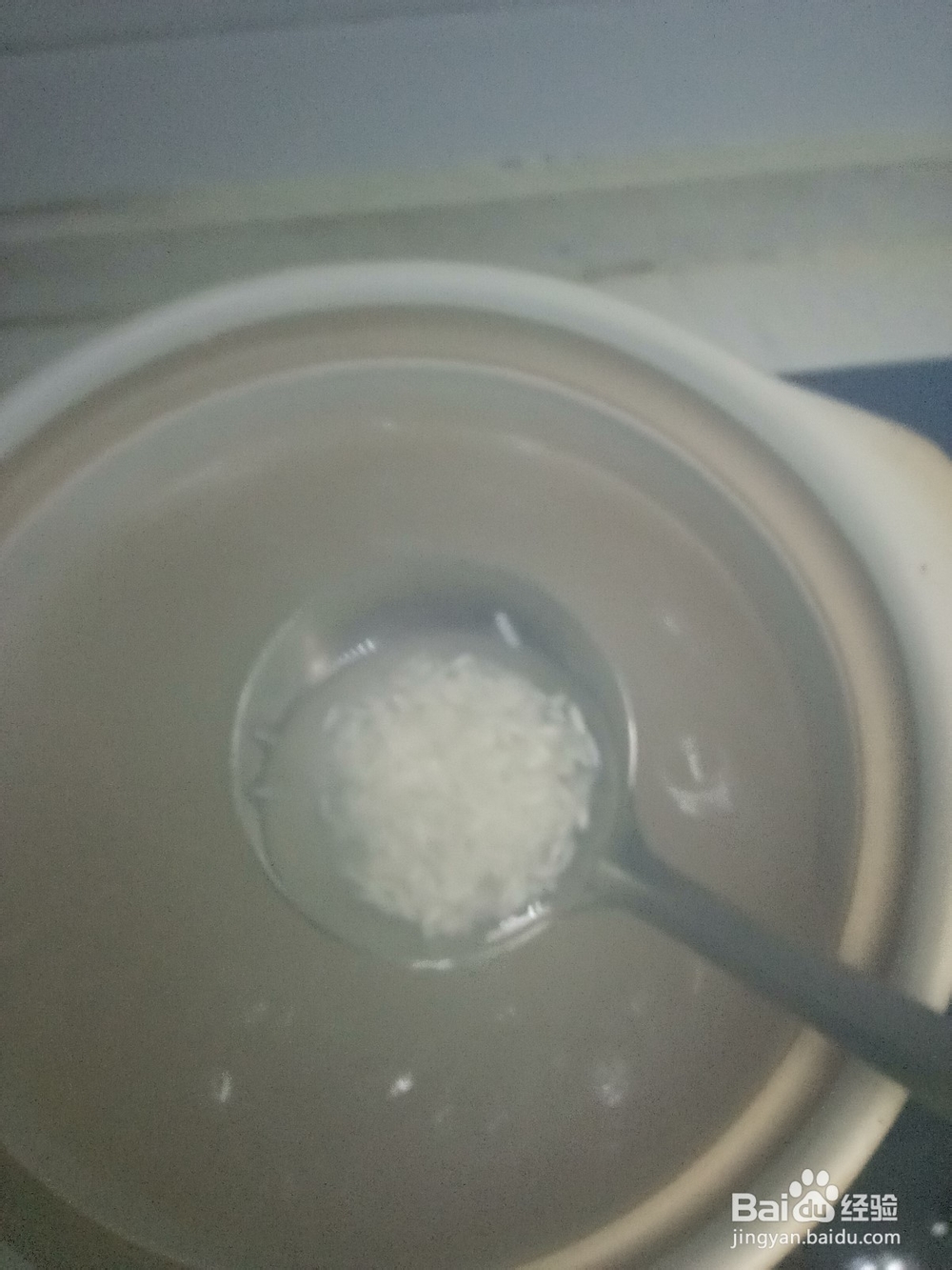 红糖银耳葡萄干百合粥